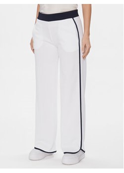 Guess Spodnie dresowe V4GB02 KBFB2 Biały Regular Fit ze sklepu MODIVO w kategorii Spodnie damskie - zdjęcie 168827335