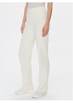 Outhorn Spodnie dresowe OTHAW23TTROF492 Biały Regular Fit ze sklepu MODIVO w kategorii Spodnie damskie - zdjęcie 168827367