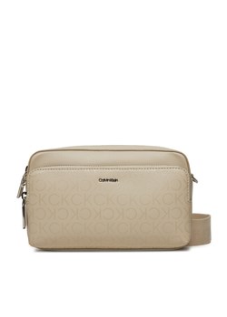 Torebka Calvin Klein Ck Must Camera Bag_Epi Mono K60K611926 Stoney Beige PEA ze sklepu eobuwie.pl w kategorii Listonoszki - zdjęcie 168828097