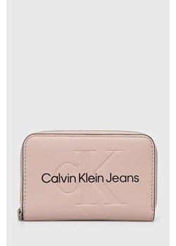 Calvin Klein Jeans portfel damski kolor różowy ze sklepu ANSWEAR.com w kategorii Portfele damskie - zdjęcie 168829486