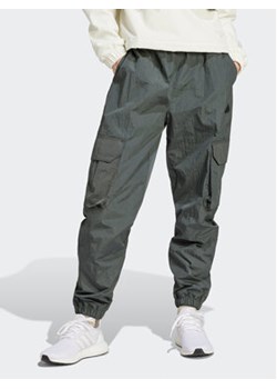 adidas Spodnie dresowe City Escape IS3018 Zielony Loose Fit ze sklepu MODIVO w kategorii Spodnie męskie - zdjęcie 168838455