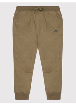 4F Spodnie materiałowe HJL22-JSPMC001 Brązowy Regular Fit ze sklepu MODIVO w kategorii Spodnie chłopięce - zdjęcie 168838595