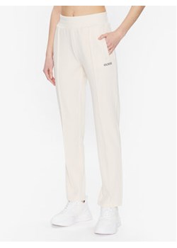 Guess Spodnie dresowe Signature V3GB00 KBO62 Różowy Regular Fit ze sklepu MODIVO w kategorii Spodnie damskie - zdjęcie 168838829