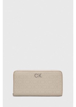 Calvin Klein portfel damski kolor beżowy ze sklepu ANSWEAR.com w kategorii Portfele damskie - zdjęcie 168841309