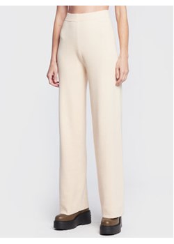 Calvin Klein Spodnie dzianinowe K20K204625 Beżowy Regular Fit ze sklepu MODIVO w kategorii Spodnie damskie - zdjęcie 168855515