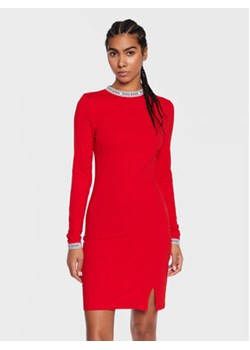Tommy Jeans Sukienka codzienna Logo DW0DW15007 Czerwony Slim Fit ze sklepu MODIVO w kategorii Sukienki - zdjęcie 168855708