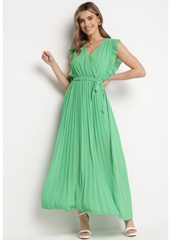 Zielona Plisowana Sukienka Maxi Wiskozowa z Kopertowym Dekoltem i Falbankami Glimes ze sklepu Born2be Odzież w kategorii Sukienki - zdjęcie 168935467