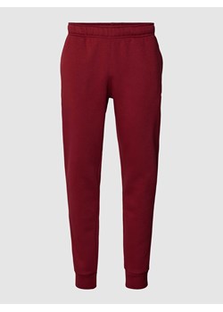 Spodnie dresowe o kroju regular fit z elastycznym pasem ze sklepu Peek&Cloppenburg  w kategorii Spodnie męskie - zdjęcie 168962959