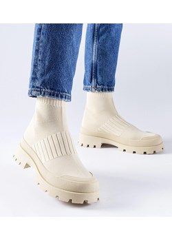 Beżowe sneakersy z elastyczną cholewką Varden ze sklepu gemre w kategorii Workery damskie - zdjęcie 168963867