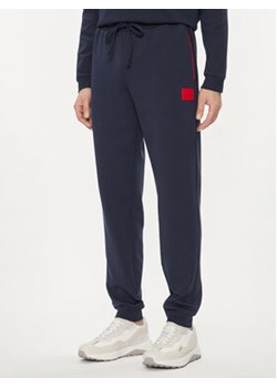 Hugo Spodnie dresowe Patch 50510534 Granatowy Relaxed Fit ze sklepu MODIVO w kategorii Spodnie męskie - zdjęcie 168974036