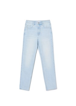 Cropp - Jasnoniebieskie jeansy mom - niebieski ze sklepu Cropp w kategorii Jeansy damskie - zdjęcie 168979145