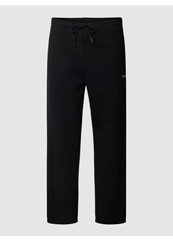 Spodnie dresowe z nadrukiem z logo model ‘Hadim’ ze sklepu Peek&Cloppenburg  w kategorii Spodnie męskie - zdjęcie 168992056