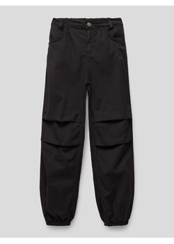 Spodnie o kroju regular fit z wpuszczanymi kieszeniami model ‘Girls Parachute’ ze sklepu Peek&Cloppenburg  w kategorii Spodnie chłopięce - zdjęcie 168992517