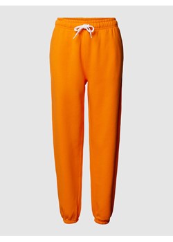 Spodnie dresowe z elastycznymi zakończeniami nogawek ze sklepu Peek&Cloppenburg  w kategorii Spodnie damskie - zdjęcie 168993657