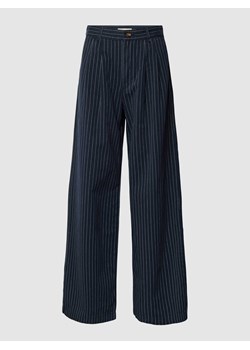 Spodnie z szerokimi nogawkami ze wzorem w cienkie prążki ze sklepu Peek&Cloppenburg  w kategorii Spodnie damskie - zdjęcie 168994589
