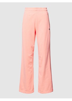 Spodnie dresowe o kroju regular fit z detalem z logo ze sklepu Peek&Cloppenburg  w kategorii Spodnie damskie - zdjęcie 169005088