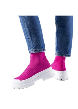 Różowe sneakersy z elastyczną cholewką Varden ze sklepu ButyModne.pl w kategorii Workery damskie - zdjęcie 169009965