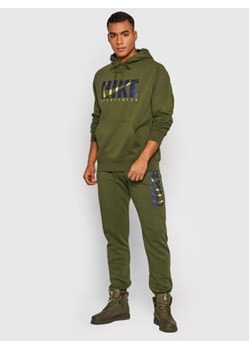 Nike Dres Sportswear Graphic DD5242 Zielony Regular Fit ze sklepu MODIVO w kategorii Dresy męskie - zdjęcie 169015905