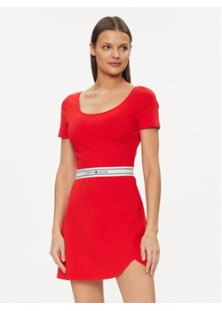 Tommy Jeans Sukienka letnia Logo Tape DW0DW17924 Czerwony Regular Fit ze sklepu MODIVO w kategorii Sukienki - zdjęcie 169016865