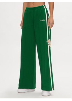 Guess Spodnie dresowe Zoey V4GB03 KC5R0 Zielony Regular Fit ze sklepu MODIVO w kategorii Spodnie damskie - zdjęcie 169018246