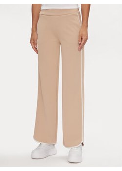 Guess Spodnie dresowe V4GB02 KBFB2 Beżowy Regular Fit ze sklepu MODIVO w kategorii Spodnie damskie - zdjęcie 169018648