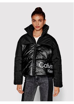 Calvin Klein Jeans Kurtka puchowa J20J219010 Czarny Regular Fit ze sklepu MODIVO w kategorii Kurtki damskie - zdjęcie 169047169