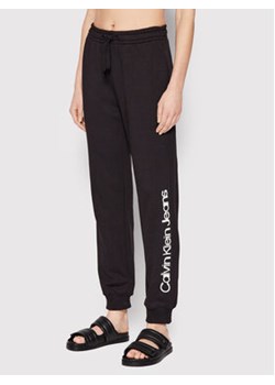 Calvin Klein Jeans Spodnie dresowe J20J218703 Czarny Regular Fit ze sklepu MODIVO w kategorii Spodnie damskie - zdjęcie 169047758