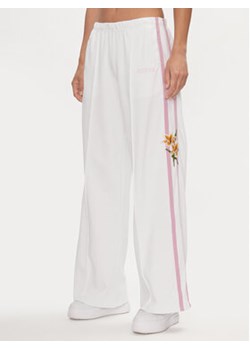 Guess Spodnie dresowe V4GB03 KC5R0 Biały Relaxed Fit ze sklepu MODIVO w kategorii Spodnie damskie - zdjęcie 169055059