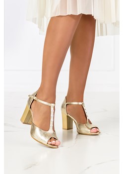 Złote sandały z perełkami z zakrytą piętą polska skóra Casu 2367 ze sklepu Casu.pl w kategorii Sandały damskie - zdjęcie 169080349