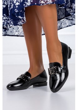 Mokasyny Sergio Leone damskie lakierowane z łańcuchem skórzana wkładka czarne MK732 ze sklepu Casu.pl w kategorii Mokasyny damskie - zdjęcie 169080617