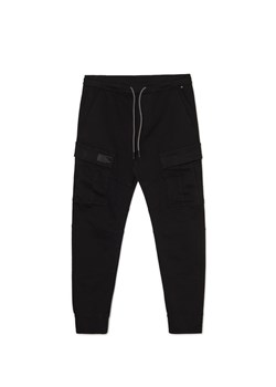 Cropp - Czarne jeansy jogger z kieszeniami cargo - czarny ze sklepu Cropp w kategorii Jeansy męskie - zdjęcie 169097617