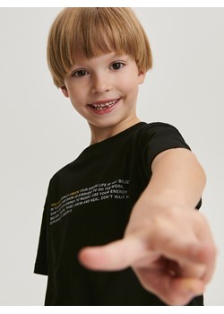Reserved - Bawełniany t-shirt z napisami - czarny ze sklepu Reserved w kategorii T-shirty chłopięce - zdjęcie 169097739