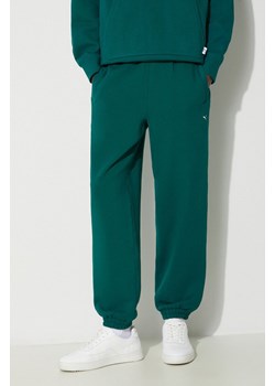 Puma spodnie dresowe bawełniane MMQ Sweatpants kolor zielony gładkie 624007 ze sklepu PRM w kategorii Spodnie męskie - zdjęcie 169098175