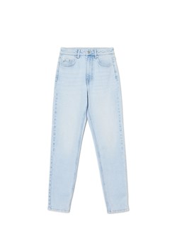 Cropp - Jasnoniebieskie jeansy mom slim TALL - niebieski ze sklepu Cropp w kategorii Jeansy damskie - zdjęcie 169134087