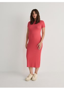 Reserved - Dzianinowa sukienka midi - koralowy ze sklepu Reserved w kategorii Sukienki ciążowe - zdjęcie 169137188