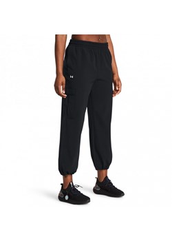 Damskie spodnie treningowe Under Armour Armoursport Woven Cargo PANT - czarne ze sklepu Sportstylestory.com w kategorii Spodnie damskie - zdjęcie 169160615