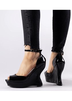 Czarne lakierowane sandały na koturnie Flangan ze sklepu gemre w kategorii Sandały damskie - zdjęcie 169163256