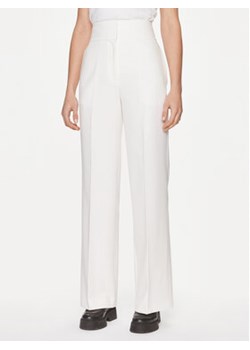 Hugo Spodnie materiałowe Himia 50513960 Biały Regular Fit ze sklepu MODIVO w kategorii Spodnie damskie - zdjęcie 169180187