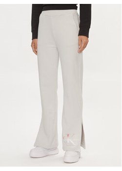 Calvin Klein Jeans Spodnie dresowe Diffused Monologo J20J223422 Szary Regular Fit ze sklepu MODIVO w kategorii Spodnie damskie - zdjęcie 169181485