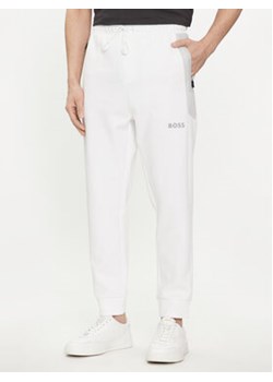 Boss Spodnie dresowe Hadiko 50510346 Biały Regular Fit ze sklepu MODIVO w kategorii Spodnie męskie - zdjęcie 169182978