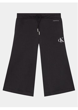 Calvin Klein Jeans Spodnie dresowe Logo IG0IG02449 Czarny Relaxed Fit ze sklepu MODIVO w kategorii Spodnie dziewczęce - zdjęcie 169183267