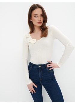 Mohito - Jasna bluzka z ozdobnym elementem - kremowy ze sklepu Mohito w kategorii Bluzki damskie - zdjęcie 169197865