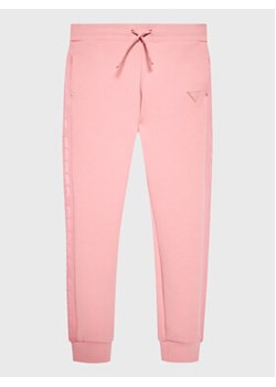 Guess Spodnie dresowe J2YQ24 FL03S Różowy Regular Fit ze sklepu MODIVO w kategorii Spodnie dziewczęce - zdjęcie 169204249