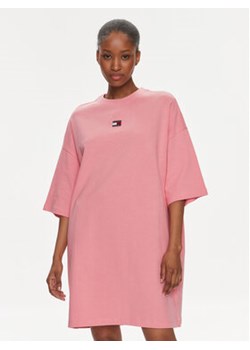 Tommy Jeans Sukienka codzienna Badge DW0DW18145 Różowy Relaxed Fit ze sklepu MODIVO w kategorii Sukienki - zdjęcie 169204376