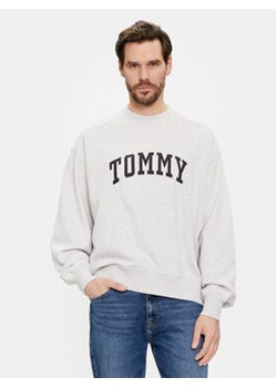 Tommy Jeans Bluza Varsity DM0DM18386 Szary Boxy Fit ze sklepu MODIVO w kategorii Bluzy męskie - zdjęcie 169204659