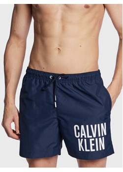 Calvin Klein Swimwear Szorty kąpielowe KM0KM00794 Granatowy Regular Fit ze sklepu MODIVO w kategorii Kąpielówki - zdjęcie 169204768
