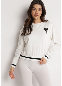Biała Klasyczna Bluza z Ozdobną Naszywką Silvaen ze sklepu Born2be Odzież w kategorii Bluzy damskie - zdjęcie 169207118