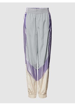 Spodnie typu track pants o luźnym kroju z elastycznym pasem model ‘FALKA’ ze sklepu Peek&Cloppenburg  w kategorii Spodnie damskie - zdjęcie 169216757