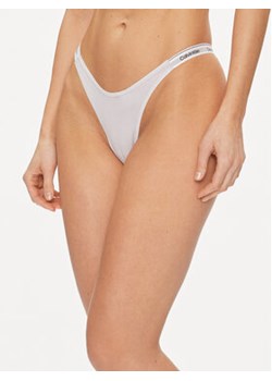 Calvin Klein Underwear Stringi 000QD5157E Fioletowy ze sklepu MODIVO w kategorii Majtki damskie - zdjęcie 169224965