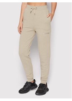 Guess Spodnie dresowe V2RB23 K9V31 Beżowy Regular Fit ze sklepu MODIVO w kategorii Spodnie damskie - zdjęcie 169225115